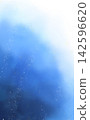深藍色水彩垂直背景，上面散佈著閃閃發光的白色和金色顆粒。 142596620