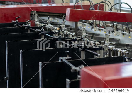 工廠內安裝的大型機械的零件結構;精密工業設備的內部結構。 工廠內安裝的大型機械的零件結構;精密工業設備的內部結構。 142596649
