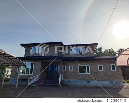 一棟兩層獨立式住宅。 142596743
