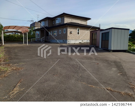 一棟兩層獨立式住宅，附車棚。 142596744