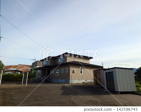 一棟兩層獨立式住宅,附車棚。 一棟兩層獨立式住宅,附車棚。 142596745