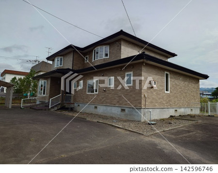 一棟兩層獨立式住宅。 一棟兩層獨立式住宅。 142596746