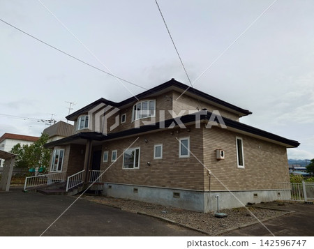 一棟兩層獨立式住宅。 一棟兩層獨立式住宅。 142596747