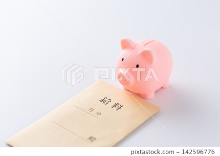 粉紅小豬存錢筒和薪水 粉紅小豬存錢筒和薪水 142596776