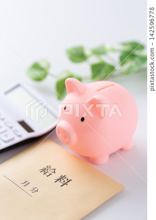 粉紅小豬存錢筒、薪水和計算器 粉紅小豬存錢筒、薪水和計算器 142596778