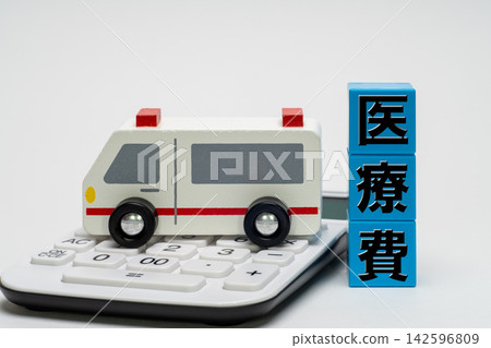 一張圖片展示了醫療費用和緊急轉運準備工作帶來的負擔。 一張圖片展示了醫療費用和緊急轉運準備工作帶來的負擔。 142596809