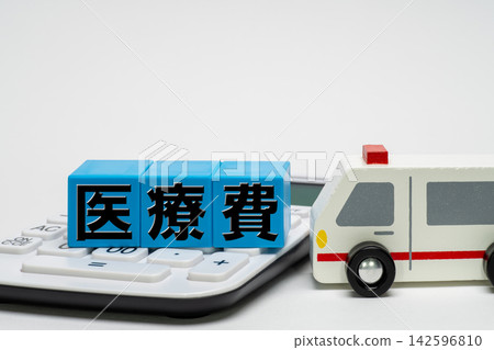 一張圖片展示了醫療費用和緊急轉運準備工作帶來的負擔。 一張圖片展示了醫療費用和緊急轉運準備工作帶來的負擔。 142596810