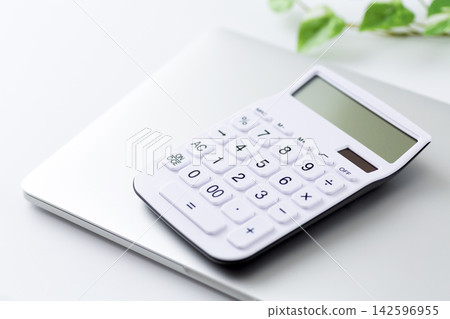 筆記型電腦和白色計算器 筆記型電腦和白色計算器 142596955