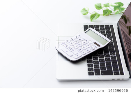 筆記型電腦和白色計算器 筆記型電腦和白色計算器 142596956