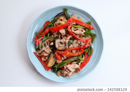味噌醬炒茄子、甜椒、辣椒粉和豬肉 味噌醬炒茄子、甜椒、辣椒粉和豬肉 142598129
