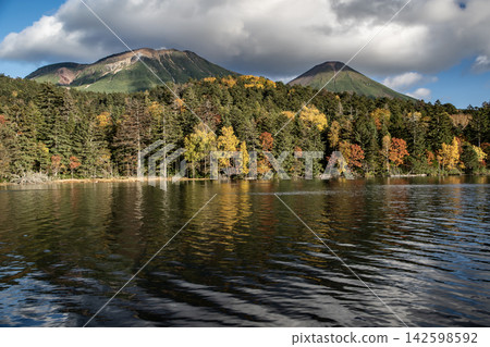 奧內托湖令人驚嘆的秋景 奧內托湖令人驚嘆的秋景 142598592