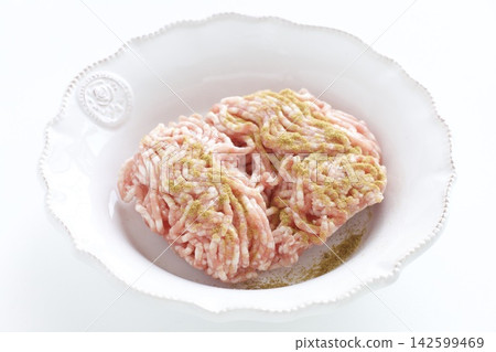 用鹽和胡椒調味的碎肉 用鹽和胡椒調味的碎肉 142599469