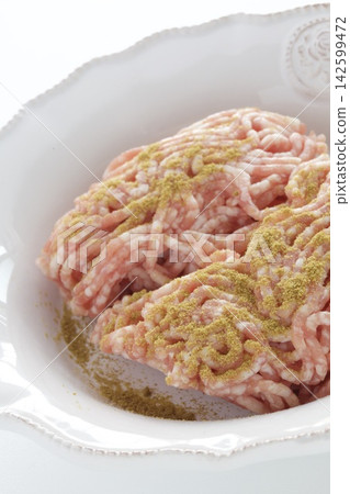 用鹽和胡椒調味的碎肉 用鹽和胡椒調味的碎肉 142599472