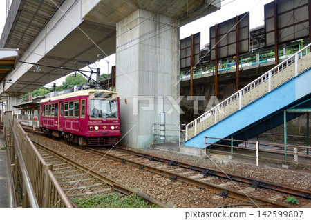 從都電荒川線（東京櫻花電車）大塚站前的區域可以看到JR高架軌道下方的場景。 142599807