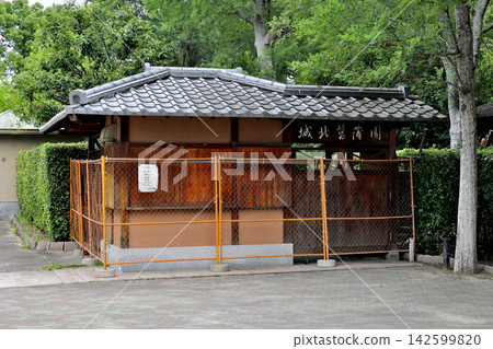 位於一級河流淀川附近的城北公園內的鳶尾花庭園。這是城北鳶尾花庭園閉園期間的入口建築。 位於一級河流淀川附近的城北公園內的鳶尾花庭園。這是城北鳶尾花庭園閉園期間的入口建築。 142599820