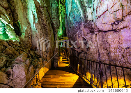 The fantastical cave scenery of Ryusendo Cave in Iwate Prefecture The fantastical cave scenery of Ryusendo Cave in Iwate Prefecture 142600643