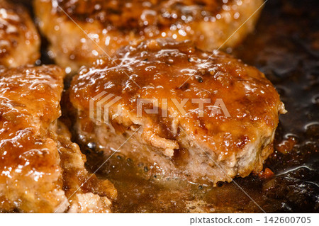 Hamburg steak grilled on a hot plate, the juicy meat juices and golden-brown color are sure to whet your appetite. Hamburg steak grilled on a hot plate, the juicy meat juices and golden-brown color are sure to whet your appetite. 142600705