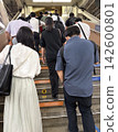 尖峰時段，通勤者在城市火車站爬樓梯。 142600801