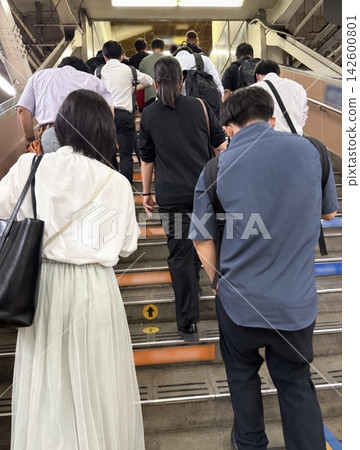 尖峰時段,通勤者在城市火車站爬樓梯。 尖峰時段,通勤者在城市火車站爬樓梯。 142600801