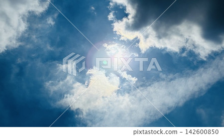 白雲和陽光灑滿藍天。 白雲和陽光灑滿藍天。 142600850