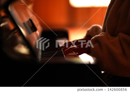 一個女人的手彈鋼琴 一個女人的手彈鋼琴 142600856