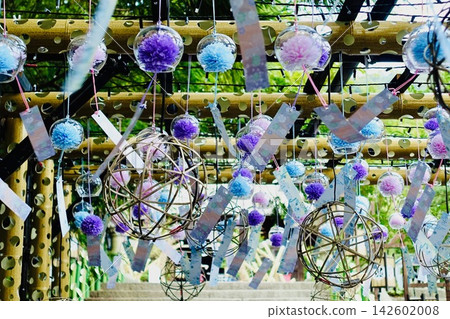 A refreshing wind chime display stand with flowers enclosed in glass wind chimes and bamboo craft decorations. A refreshing wind chime display stand with flowers enclosed in glass wind chimes and bamboo craft decorations. 142602008