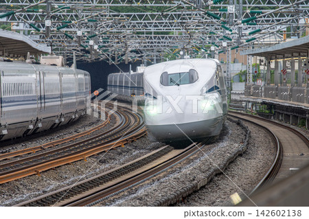 東海道山陽新幹線希望號列車駛過該月台。 東海道山陽新幹線希望號列車駛過該月台。 142602138