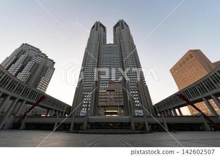 從東京都廳大樓看東京都廳舍 從東京都廳大樓看東京都廳舍 142602507