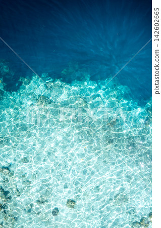 科隆的淺水區與深藍色的海洋 科隆的淺水區與深藍色的海洋 142602665