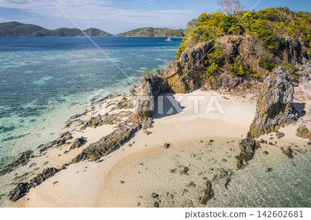 A small beach on Markapuya Island A small beach on Markapuya Island 142602681