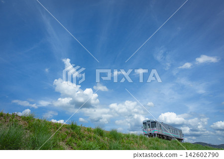 在夏日的天空下,本地線路上的新列車在藍天下穿梭。 在夏日的天空下,本地線路上的新列車在藍天下穿梭。 142602790