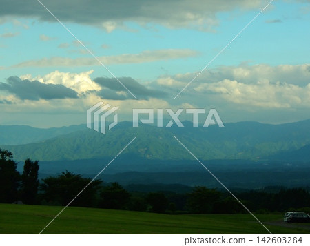 從九重高原眺望壯麗的山脈和夏日的天空 從九重高原眺望壯麗的山脈和夏日的天空 142603284