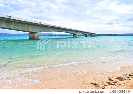 從沖繩縣古利島古利海灘眺望古利大橋。 從沖繩縣古利島古利海灘眺望古利大橋。 142603429