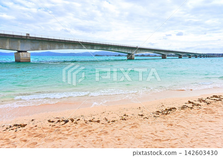A view of Kouri Bridge from Kouri Beach on Kouri Island, Okinawa Prefecture. 142603430