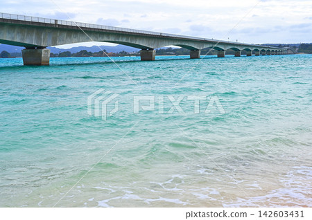 從沖繩縣古利島古利海灘眺望古利大橋。 從沖繩縣古利島古利海灘眺望古利大橋。 142603431