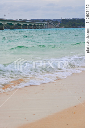 從沖繩縣古利島古利海灘眺望古利大橋。 從沖繩縣古利島古利海灘眺望古利大橋。 142603432