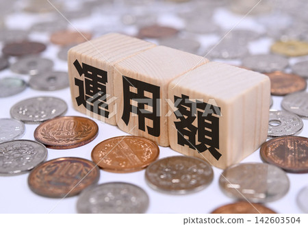 Investment amount and Japanese yen coins Investment amount and Japanese yen coins 142603504