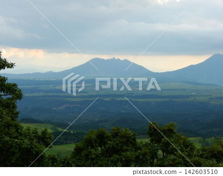 從九重高原遠眺阿蘇五峰和貓岳。 從九重高原遠眺阿蘇五峰和貓岳。 142603510