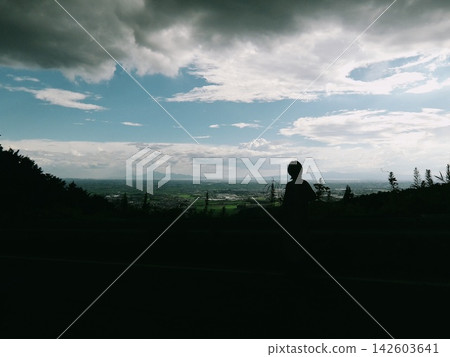 人們站在觀景台上,凝視著平原和雲仙岳的壯麗景色,身影在空中勾勒出剪影。 人們站在觀景台上,凝視著平原和雲仙岳的壯麗景色,身影在空中勾勒出剪影。 142603641
