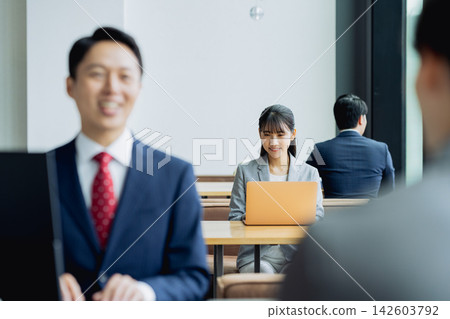在辦公室工作的年輕女商人 142603792
