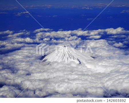 從飛機上俯瞰天空和雲層,可以看到白雪皚皚的富士山、八嶽山脈以及漂浮在它們上方的雲海。 2月。富士山(1781年)、八嶽山脈和雲海。 1992年3月。 從飛機上俯瞰天空和雲層,可以看到白雪皚皚的富士山、八嶽山脈以及漂浮在它們上方的雲海。 2月。富士山(1781年)、八嶽山脈和雲海。 1992年3月。 142603892
