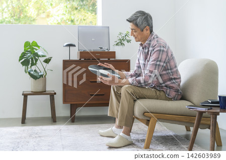 有犯罪記錄的老年男子 有犯罪記錄的老年男子 142603989
