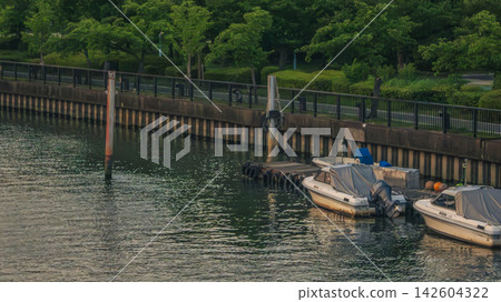 黃昏時分,河岸邊停泊著船隻,輪船,堤岸,濱河步道 黃昏時分,河岸邊停泊著船隻,輪船,堤岸,濱河步道 142604322