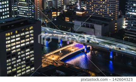 夜間城市基礎設施以及燈光璀璨的橋樑和高速公路 夜間城市基礎設施以及燈光璀璨的橋樑和高速公路 142604323