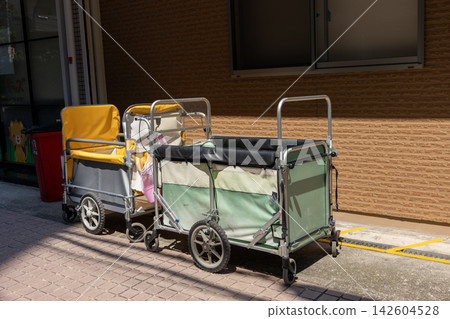 一輛嬰兒車(疏散車輛)停在幼兒園前面。 一輛嬰兒車(疏散車輛)停在幼兒園前面。 142604528