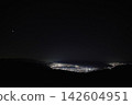 A night view of Lake Suwa and a sky full of stars, and Mount Fuji, as seen from Takabocchi Plateau. 142604951