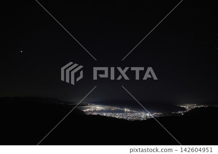 從高峠地高原眺望諏訪湖的夜景，繁星點點的夜空，以及富士山。 142604951