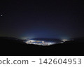 A night view of Lake Suwa and a sky full of stars, and Mount Fuji, as seen from Takabocchi Plateau. 142604953
