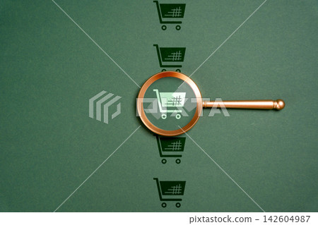Studying the shopping basket of consumers. Consumer behavior, purchasing habits, retail analysis, grocery expenses, market research, customer preferences, and household budget management. 142604987
