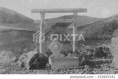 1933年舊照片:富士山頂峰的火山口 1933年舊照片:富士山頂峰的火山口 142605342